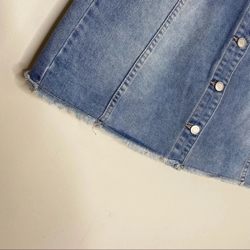 Gianni Bini Medium Wash Button Front Fringe Hem Mini Jean Skirt Size Medium
